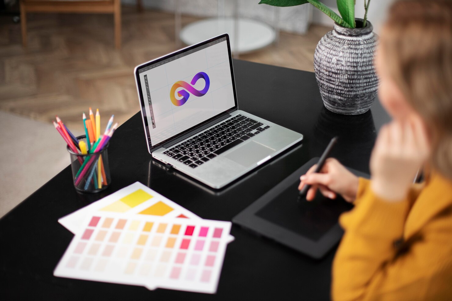 disenador logotipo femenino trabajando su tableta conectada computadora portatil 23 2149119262